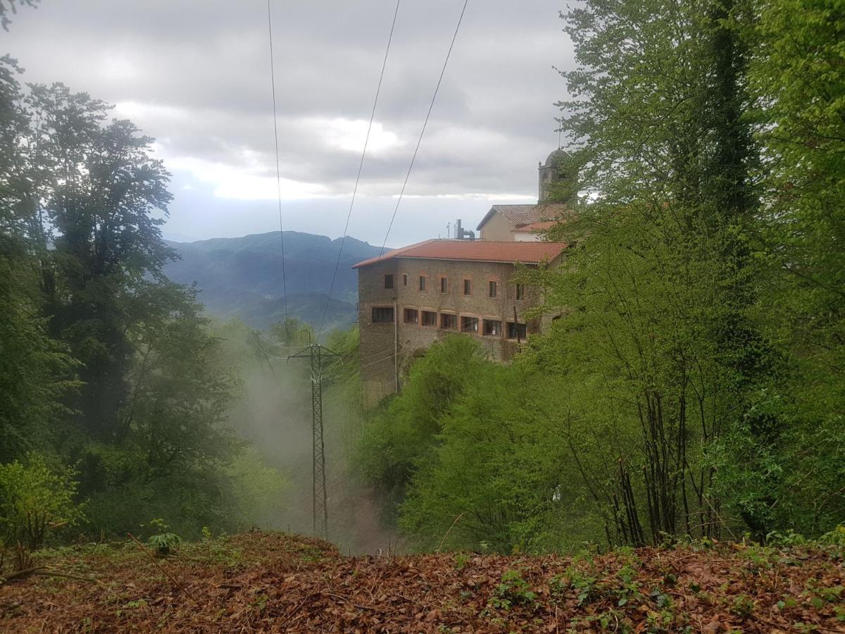 Santuari De La Salut De Sant Felíu de Pallarols Exteriör bild